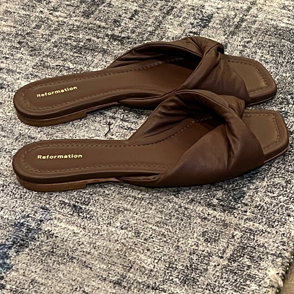 Reformation Mikki Twist Flat Sandal - Picture 6 of 16